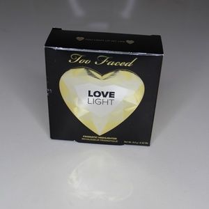Too Faced - Love Light Prismatic Highlighter
